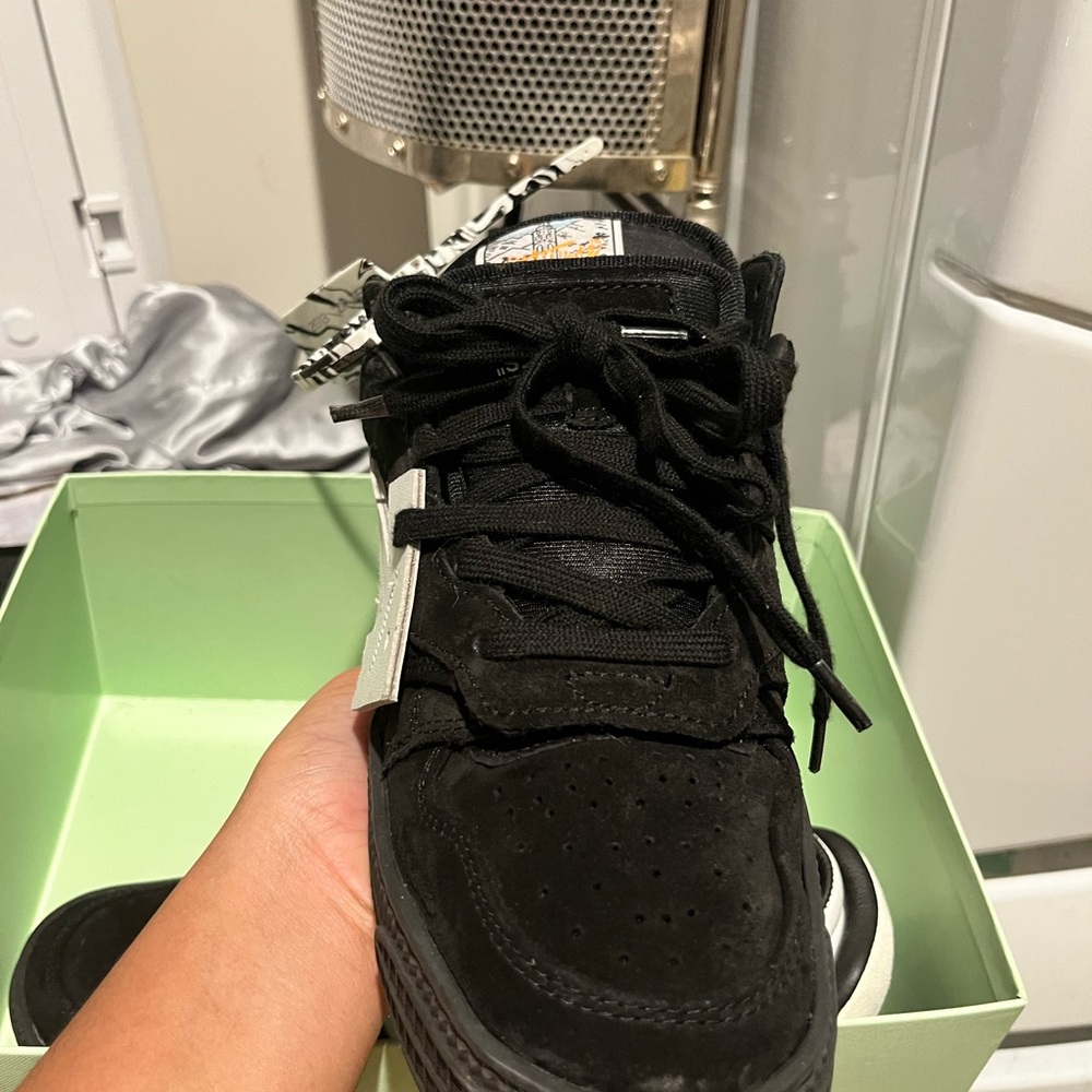 Floating Arrow 3.0 Suede Low-top Sneakers In Black